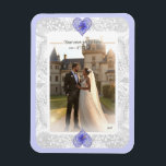 Íman Hibiscus & lace BLUE<br><div class="desc">Para mim, o hibisco é uma das flores mais bonitas. Minha inspiração aqui, com essa flor, é um padrão romântico de rendas brancas (efeito gráfico) e um padrão de arbusto hibisco (nas mesmas matizes) com um pequeno contorno de ouro claro. Eu proponho a vocês um estilo floral fresco, macio e...</div>