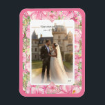 Íman Hibiscus & Lace PINK<br><div class="desc">Para mim, o hibisco é uma das flores mais bonitas. Minha inspiração aqui, com essa flor, é um padrão romântico de rendas brancas (efeito gráfico) e um padrão de arbusto hibisco (nas mesmas matizes) com um pequeno contorno de ouro claro. Eu proponho a vocês um estilo floral fresco, macio e...</div>