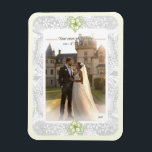 Íman Hibiscus & lace WHITE<br><div class="desc">Para mim, o hibisco é uma das flores mais bonitas. Minha inspiração aqui, com essa flor, é um padrão romântico de rendas brancas (efeito gráfico) e um padrão de arbusto hibisco (nas mesmas matizes) com um pequeno contorno de ouro claro. Eu proponho a vocês um estilo floral fresco, macio e...</div>