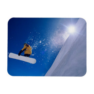 Íman Homem voando pelo ar em uma snowboard com