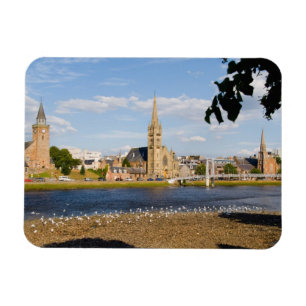 Íman Horizonte e rio da pitoresca cidade de Inverness