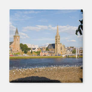 Íman Horizonte e rio da pitoresca cidade de Inverness
