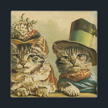 Íman Humor do vintage, gatos do noivo da noiva do<br><div class="desc">Imagem engraçada do humor da ilustração do vintage que caracteriza os gatos de gato malhado do Victorian que vestem chapéus. Um design do casamento do animal de estimação do amor e romance com uns noivos do gato. A noiva está vestindo um chapéu floral elegante da flor e o gato do...</div>