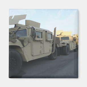 Íman Humvees senta-se no cais na cidade de Morehead