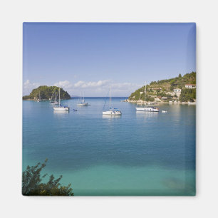 Íman Iates ao ancoradouro, Lakka, Paxos, Grécia