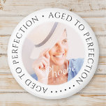 Íman Idade para Perfeição Foto simples moderna de anive<br><div class="desc">Este design simples e moderno é composto por tipografia de serifa e adiciona uma foto personalizada. "Aged to Perfection" rodeia a foto personalizada.</div>