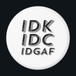Íman IDC IDGAF Funny Sarcasage Vintage Tipo de Retro<br><div class="desc">Vintage Retro IDC IDGAF. Vintagem engraçada, sarcástica e design retrógrada para aqueles que apreciam humor, sarcasmo, trocadilho, piadas e ditado sarcástico espirituoso. Esta mercadoria legal e intransigente da tipografia é excelente de espalhar diversão e rir. Slogan de excelente para expressar seu sentimento rabugento depois de lidar com alguns tolos e...</div>