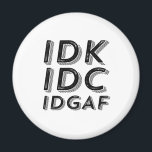 Íman IDC IDGAF Funny Sarcasage Vintage Tipo de Retro<br><div class="desc">Vintage Retro IDC IDGAF. Vintagem engraçada, sarcástica e design retrógrada para aqueles que apreciam humor, sarcasmo, trocadilho, piadas e ditado sarcástico espirituoso. Esta mercadoria legal e intransigente da tipografia é excelente de espalhar diversão e rir. Slogan de excelente para expressar seu sentimento rabugento depois de lidar com alguns tolos e...</div>