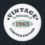 Íman Ideia personalizada de presente de aniversário de<br><div class="desc">Você pode adicionar alguma originalidade à sua coleção de guarda-roupa com este design retro gráfico vintage com uma impressionante tipografia, é uma ideia de presente de excelente para homens, mulheres, maridos, namorada de esposa, e um namorado que adorará este trabalho de arte único tipo. O melhor presente de feriado incrível...</div>