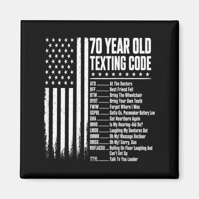 Íman Idoso de 70 anos digitando código no celular (Frente)
