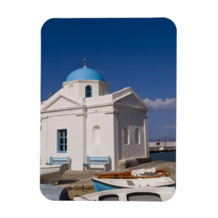 Íman Igreja Branca na praia perto do Mar Egeu, em