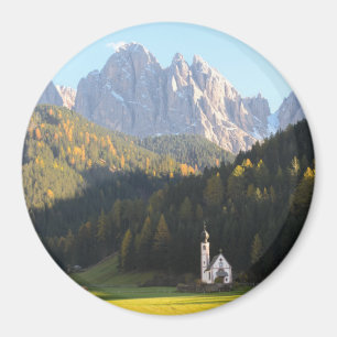 Íman Igreja com o ímã redondo da montanha das dolomit