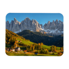 Íman Igreja e aldeia com paisagem montanhosa