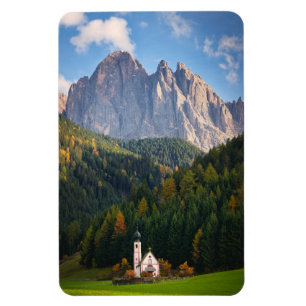 Íman Igreja em frente às montanhas Dolomitas na Itáli