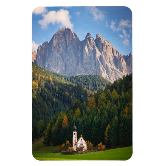 Íman Igreja em frente às montanhas Dolomites na Itália (Vertical)