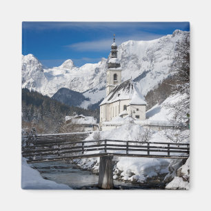 Íman Igreja na neve com montanhas alpes