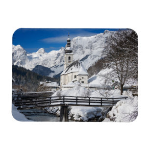 Íman Igreja na neve com montanhas alpes