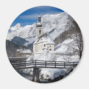 Íman Igreja na neve com montanhas alpes