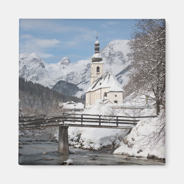 Íman Igreja na neve com montanhas alpinas no inverno (Frente)