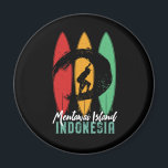 Íman Ilha de Mentawai Indonésia: Imagem Retroativa<br><div class="desc">Vintage retro surfboard design para surfistas que adoram surfar e andar pelas ondas do oceano. Férias legal de Verão, mercadorias de férias de primavera para aqueles que desfrutam de sol quente, clima tropical, banho de sol debaixo da palmeira. Design para vestir encolhido e angustiado enquanto aproveita a festa na praia...</div>