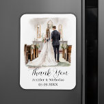 Íman Ilustração Watercolor Cartões de agradecimentos de<br><div class="desc">Obrigado de casamento personalizado,  seus favoritos de hóspedes,  com noiva loira e ilustração de cor d'água numa igreja. Edite o modelo da placa com uma data e os nomes dos recém-casados.</div>