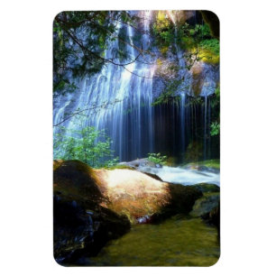 Íman Ímã da cachoeira surreal na floresta