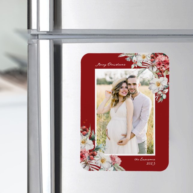 Íman Ímã de Foto Elegante de Natal (Red Holiday Photo Merry Christmas Magnet Card Watercolor Floral Botanical Berries)