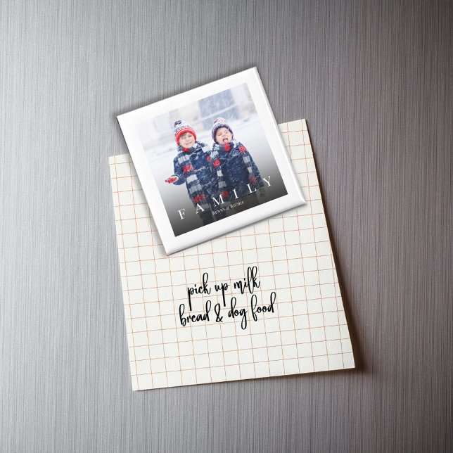 Íman Ímã de Tipografia de Foto de Família Minimalista (Simple minimalist photo magnet with "FAMILY" typography)