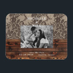Íman Imã salve a data de Fotografias Rustic Wood & Lace<br><div class="desc">Rustic Wood & Lace Monograma Salvar a Data. Casamento. Fonte moderna. Ímã. Foto do casal.</div>