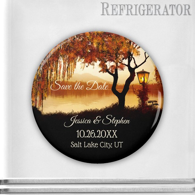 Íman Imã salve a data de Vista do Lago Fall Tree (A fall Save the Date magnet featuring a colorful autumn tree and festive lantern overlooking a lake.)