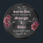 Íman Imã salve a data elegante Rosa<br><div class="desc">Imã salve a data escura e temperada com rosas vermelhas escuras,  morcegos e teias de aranha. Tem um fundo de aquarela preto enfumaçado. A tipografia de letras negras acrescenta à sensação gótica do anúncio. Veja também os nossos pontos de coordenação.</div>