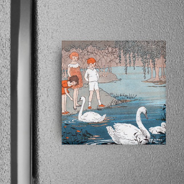 Íman Imagem das Crianças e dos Cisnes (Children red hair at shore of blue lake feeding pretty white swans on square magnet.)