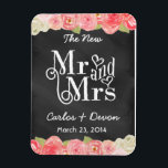 Íman Imagem de Casamento de Chalkboard Floral<br><div class="desc">Este adorável, chic, magneta floral de casamento de cor d'água é uma maneira tendenciosa para os seus hóspedes se lembrarem do seu dia especial de casamento. Personalize facilmente este moderno ímã de casamento estilo tipografia do quadro de chantagem usando o modelo para mudar os nomes e a data. Este estilo...</div>