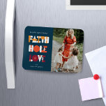 Íman Imagem de Faith Hope Photo Holiday do Script Moder<br><div class="desc">Escrito moderno contemporâneo "fé,  amor da esperança" junto com uma fonte de script serif para sua personalização criando um design de feriado super moderno e colorido. Você pode escolher entre duas opções diferentes de cor de fundo: azul e laranja do marinho. Veja na nossa loja mais itens desta coleção.</div>