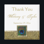 Íman Imagem de Favor de Casamento de Penas Branca, Dour<br><div class="desc">Este casamento de penas de pavão branco e dourado...  o obrigado que você imã combina com os convites de casamento mostrados abaixo. O texto é personalizável. Se você precisar de outros itens correspondentes neste design,  envie seu pedido por e-mail para niteowlstudio@gmail.com.</div>