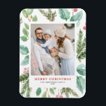 Íman Imagem de Feriado de Folhagem de Natal em Watercol<br><div class="desc">Feliz feriado! Mande desejos de férias para a família e amigos com este ímã de férias verde. Apresenta a ilustração aquarela de colas,  agulhas de pinheiros e eucalipto e verde-d'água com tipografia clássica. Personalize apresentando sua foto favorita e adicionando nomes e mensagens. Itens correspondentes estão disponíveis.</div>