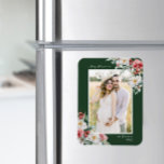 Íman Imagem de Foto de Natal Elegante<br><div class="desc">Celebre esta época festiva com o nosso elegante e elegante Magnet Foto de Natal. Pintado à mão com amor, este ímã fotográfico apresenta uma mistura requintada de flores creme, bagas vermelhas e botânicos verdes, todos colocados contra uma escolha de fundo vermelho, verde escuro ou preto. Perfeito para aqueles que apreciam...</div>