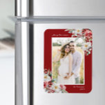 Íman Imagem de Foto Elegante de Natal<br><div class="desc">Imagem Elegante de Natal. Celebre esta época festiva com o nosso elegante e elegante Magnet Foto de Natal. Pintado à mão com amor, este ímã fotográfico apresenta uma mistura requintada de flores creme, bagas vermelhas e botânicos verdes, todos colocados contra uma escolha de fundo vermelho, verde escuro ou preto. Perfeito...</div>