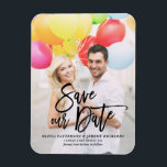 Íman Imagem de Letra Rústica Negra Salvar Nossa Data<br><div class="desc">Uma imã salve a data vertical na moda com caligrafia moderna rustica com padrão de folhas. Personalize esta opção para salvar o anúncio de data adicionando sua própria foto e detalhes. Uma versão de placa simples está disponível.</div>