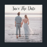 Íman Imagem Elegante Simples Casamento de Foto Moderno<br><div class="desc">Casamento fotográfico simples,  elegante,  preto e branco,  moderno,  Imã salve a data. Você pode personalizá-lo com seus detalhes.</div>