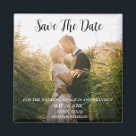 Íman Imagem Elegante Simples Casamento de Foto Moderno<br><div class="desc">Casamento de fotos simples,  elegante e moderno,  Imã salve a data. Você pode personalizá-lo com seus detalhes.</div>