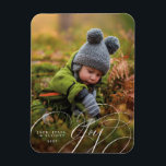 Íman Imagem Feliz de Feriado de Fotografia de Script Jo<br><div class="desc">Esta placa de ímã apresenta uma foto da família sangrada de cheio e uma sobreposição de "alegria" de script.</div>