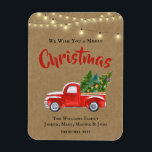 Íman Imagem flexível<br><div class="desc">Deseje aos seus amigos, família ou clientes um Feliz Natal com este cartão Vintage Red Truck - Farmhouse Style. O cartão diz: "Desejamos-lhe um Feliz Natal!" O cartão de Natal Vintage Red Pick Up Truck é vintage com um toque de rústico. Esta carrinha vermelha de coleta é carregando recentemente cortado...</div>