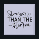 Íman Inspiração "Mais Forte que a Tempestade" Boho<br><div class="desc">Fiquem aterrados e inspirados com este imã minimalista do estilo "Mais Forte que a Tempestade". Apresentando uma elegante tipografia manuscrita a preto e branco, esta design é um lembrete diário da força interior e da resiliência. Quer você o coloque no seu frigorífico, no armário ou no espaço de trabalho, este...</div>