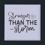 Íman Inspiração "Mais Forte que a Tempestade" Boho<br><div class="desc">Fiquem aterrados e inspirados com este imã minimalista do estilo "Mais Forte que a Tempestade". Apresentando uma elegante tipografia manuscrita a preto e branco, esta design é um lembrete diário da força interior e da resiliência. Quer você o coloque no seu frigorífico, no armário ou no espaço de trabalho, este...</div>