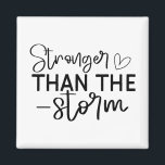 Íman Inspiração "Mais Forte que a Tempestade" Boho<br><div class="desc">Fiquem aterrados e inspirados com este imã minimalista do estilo "Mais Forte que a Tempestade". Apresentando uma elegante tipografia manuscrita a preto e branco, esta design é um lembrete diário da força interior e da resiliência. Quer você o coloque no seu frigorífico, no armário ou no espaço de trabalho, este...</div>