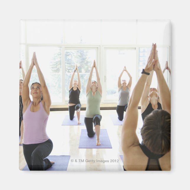 Íman Instrutor de Yoga, classe líder através do (Frente)