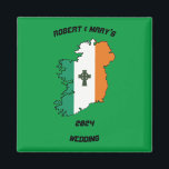Íman Irlandês Wedding Gift Magnet<br><div class="desc">Apresentamos o nosso "Magnet Gift" irlandês, um delicioso aditamento a qualquer frigorífico ou superfície magnética, concebido para comemorar a ocasião especial com um toque de charme irlandês. No coração deste ímã encontra-se o contorno da Irlanda, intricadamente traçado nas vibrantes cores das tricores irlandesas - verde, branco e laranja. Dentro deste...</div>