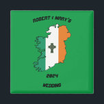 Íman Irlandês Wedding Gift Magnet<br><div class="desc">Apresentamos o nosso "Magnet Gift" irlandês, um delicioso aditamento a qualquer frigorífico ou superfície magnética, concebido para comemorar a ocasião especial com um toque de charme irlandês. No coração deste ímã encontra-se o contorno da Irlanda, intricadamente traçado nas vibrantes cores das tricores irlandesas - verde, branco e laranja. Dentro deste...</div>