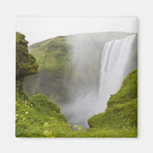 Íman Islândia. A cachoeira Skogarfoss cai sobre uma